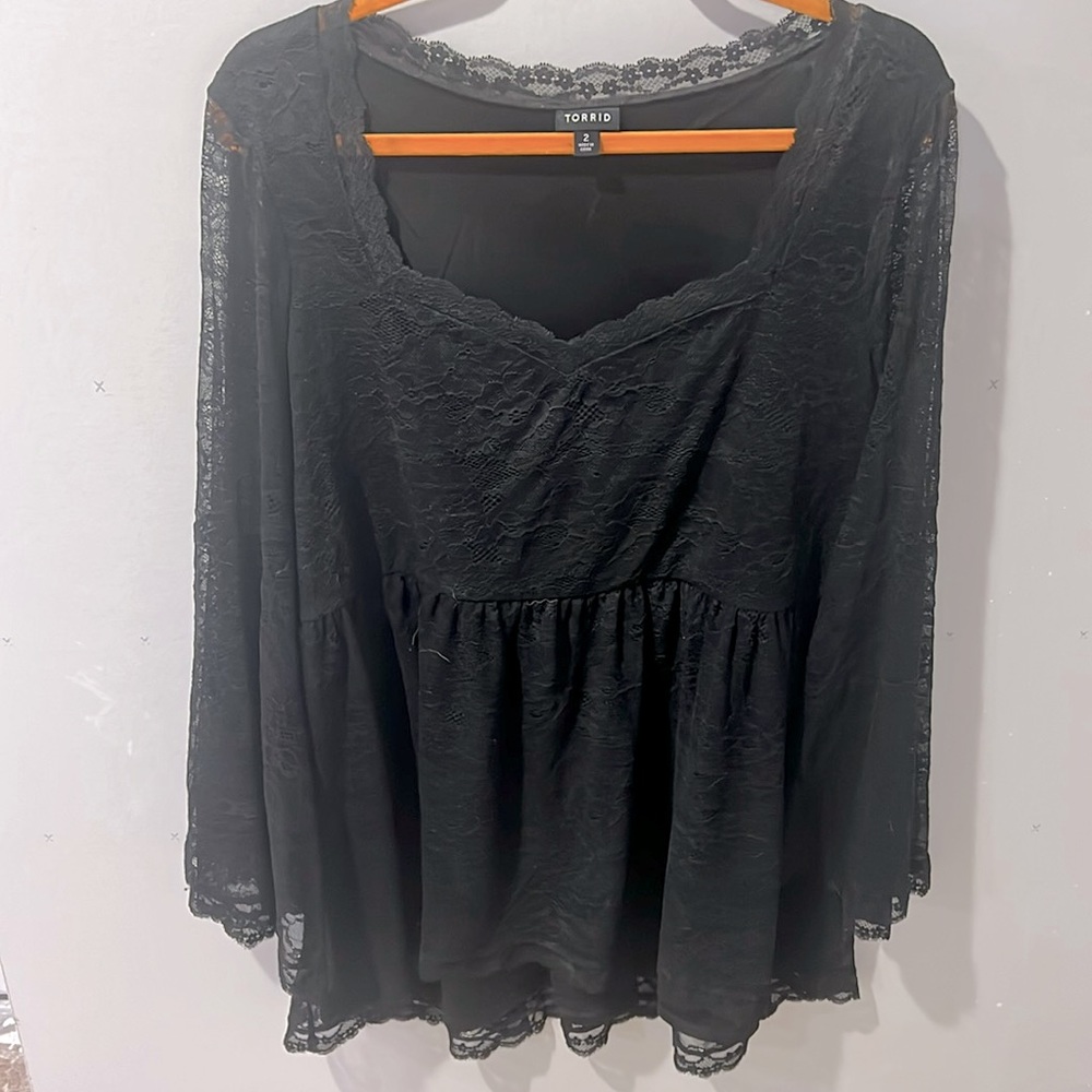 NWOT Torrid Lace Babydoll top, sweetheart neckline, bell sleeve, size 2